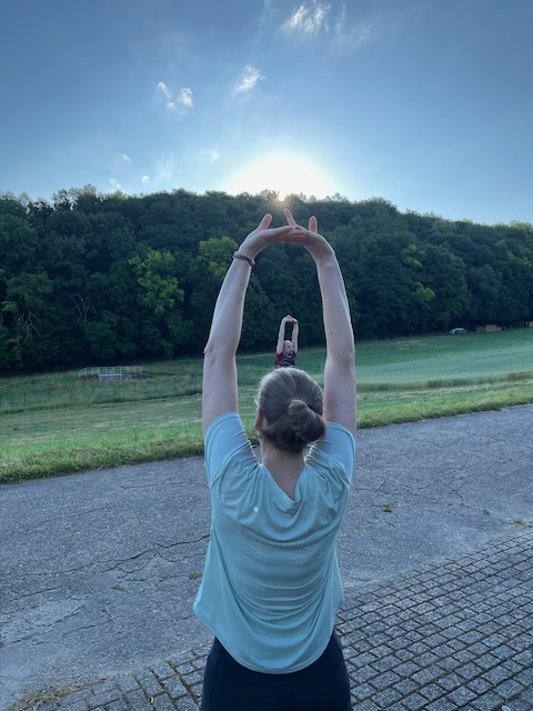 Yoga-Retreat und Seonmudo-Kurs Atmosphäre: Yoga zum Sonnenaufgang bei Kursen am Benediktushof Holzkirchen