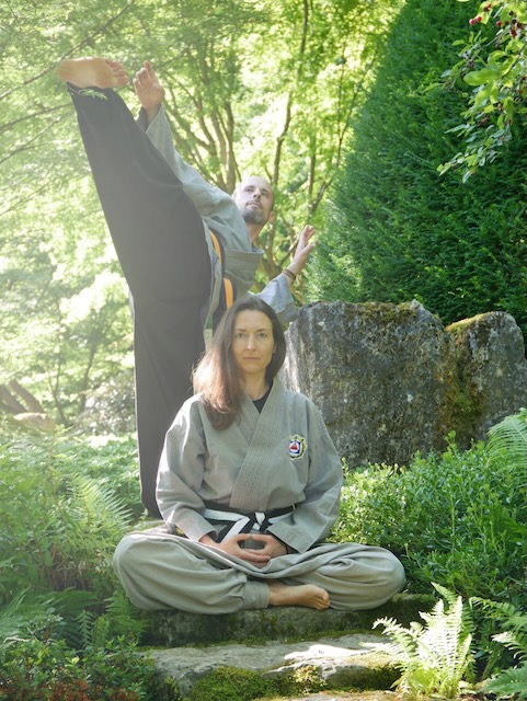 Trainer und Lehrer der Zen-Kampfkunst- und Yoga-Schule. Seonmudo ist Meditation in Bewegung und trainiert Kraft und Ruhe